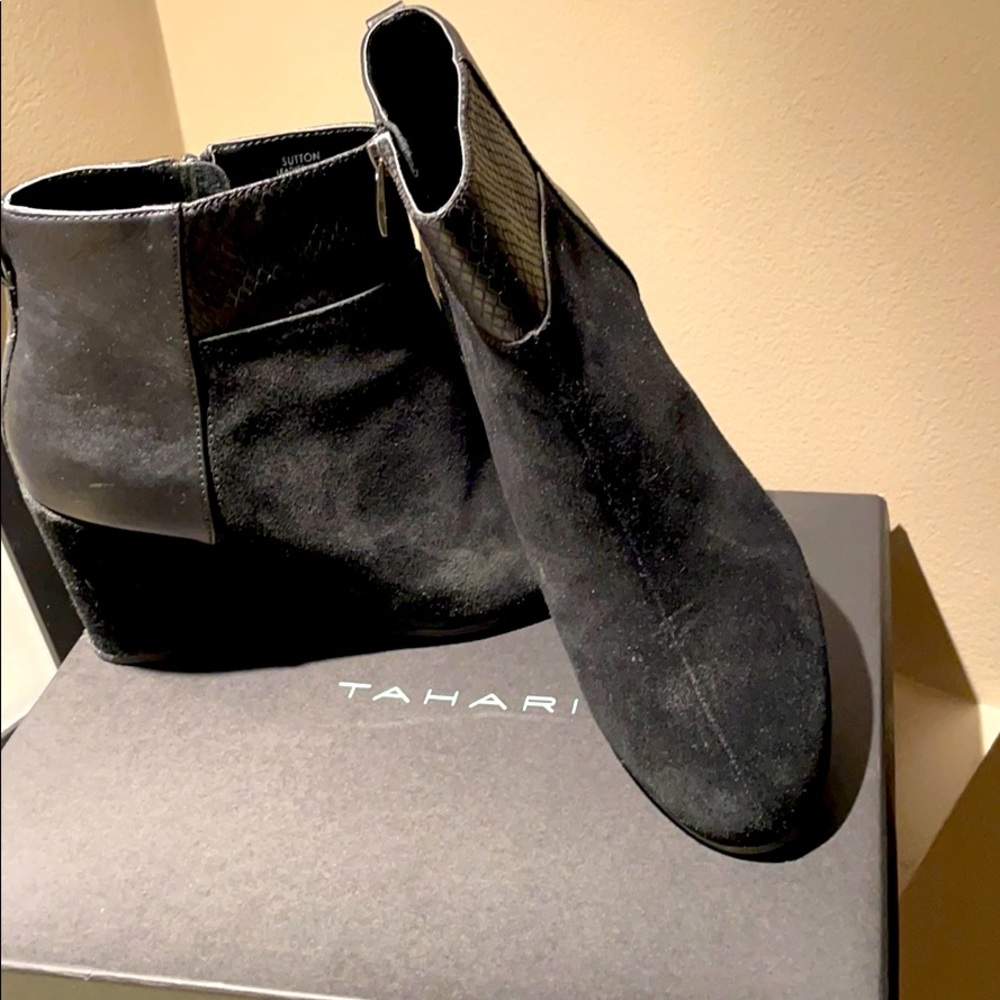 Tahari Sutton Boots - Black Suede size 9.5